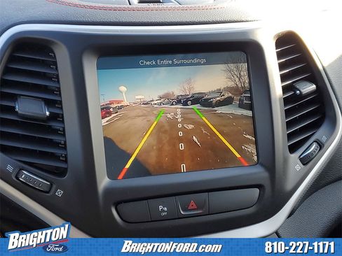 Used 2017 Jeep Cherokee Trailhawk image 25