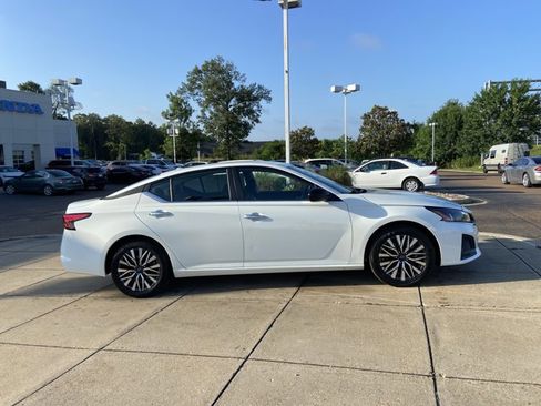 Used 2025 Nissan Altima 2.5 SV FWD image 5