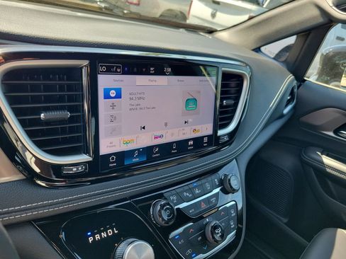 New 2025 Chrysler Pacifica Select FWD image 16