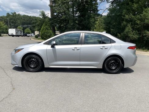Used 2021 Toyota Corolla LE FWD image 4