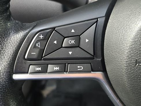 Used 2018 Nissan Rogue SV w/ Premium Package image 17