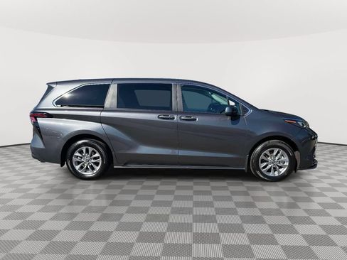 Used 2025 Toyota Sienna LE AWD/4WD image 8