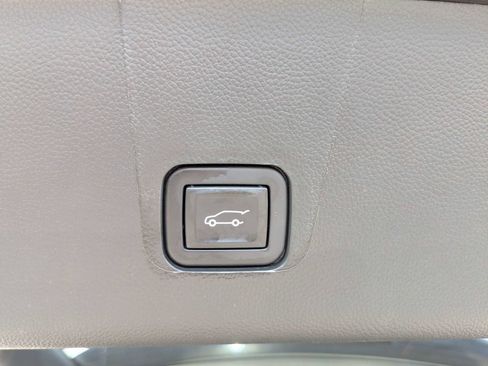 Used 2023 Chevrolet Traverse LT FWD image 14