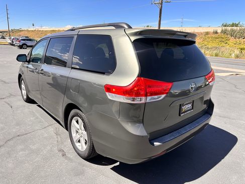 Used 2011 Toyota Sienna LE w/ Towing Pkg FWD image 4