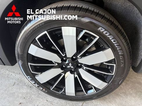 Used 2025 Mitsubishi Outlander SE image 6