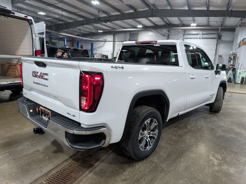 Used 2024 GMC Sierra 1500 SLE AWD/4WD image 3