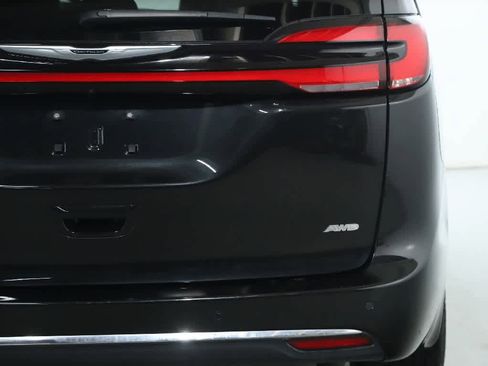 Used 2023 Chrysler Pacifica Touring-L image 44