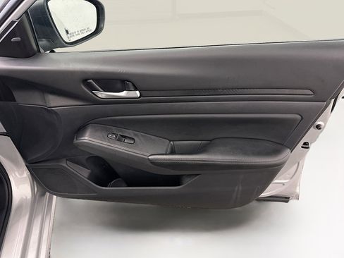 Used 2025 Nissan Altima 2.5 SV image 32