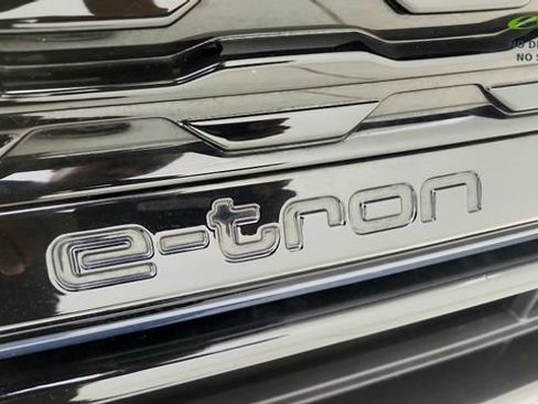 Used 2024 Audi Q8 e-tron Premium Plus w/ Premium Plus Package AWD/4WD image 33