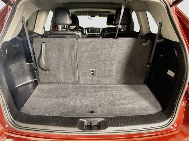 Certified 2019 Toyota Highlander SE w/ Nightshade Edition FWD image 28