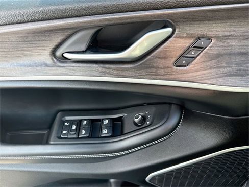 Used 2023 Jeep Grand Cherokee Limited w/ Luxury Tech Group II image 15