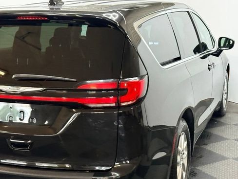 Used 2024 Chrysler Pacifica Touring-L FWD image 11