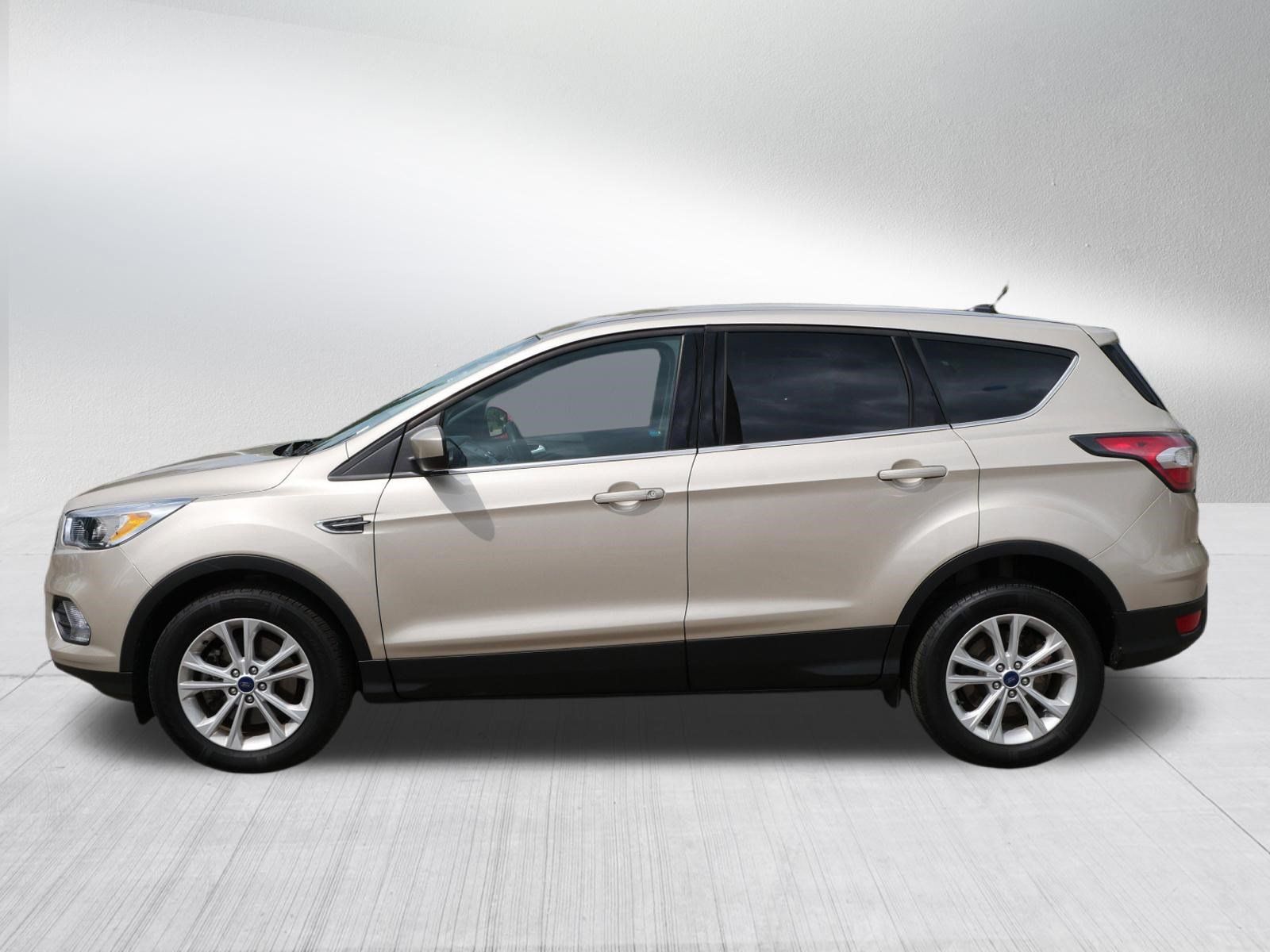 Used 2017 Ford Escape SE w/ SE Cold Weather Package AWD/4WD image 4