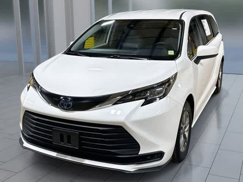 Certified 2022 Toyota Sienna LE FWD image 1