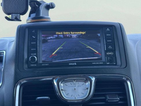 Used 2014 Chrysler Town & Country Touring FWD image 33