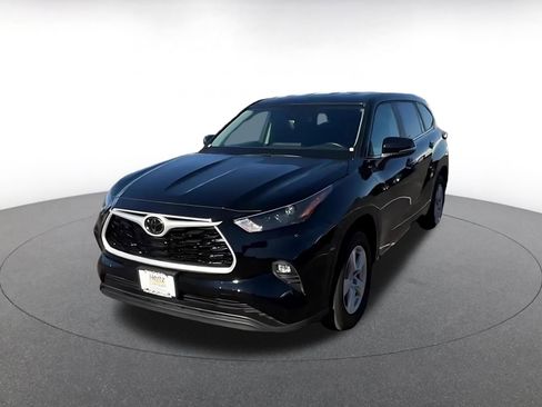 Used 2025 Toyota Highlander LE image 7