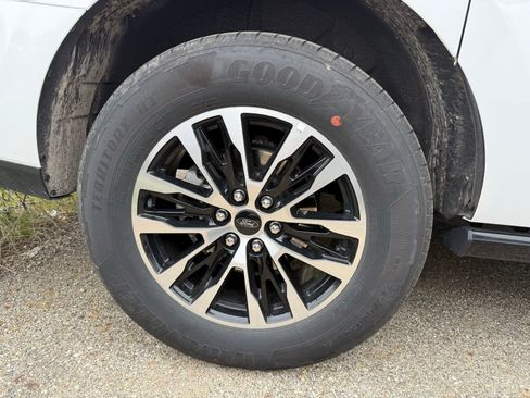 Used 2025 Ford Expedition Max Platinum AWD/4WD image 9
