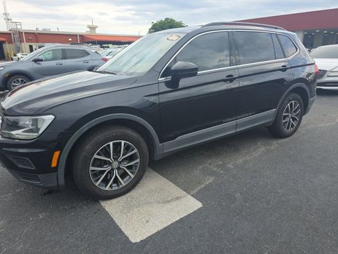 Used 2020 Volkswagen Tiguan SE w/ Panoramic Sunroof Package FWD image 2