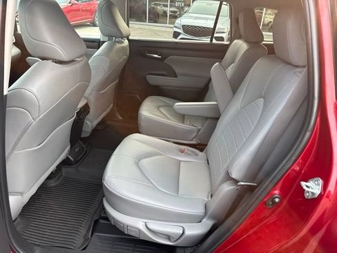 Used 2023 Toyota Highlander XLE AWD/4WD image 36