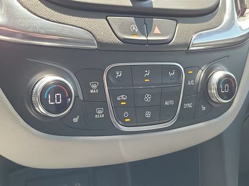 Used 2022 Chevrolet Equinox LT FWD image 25