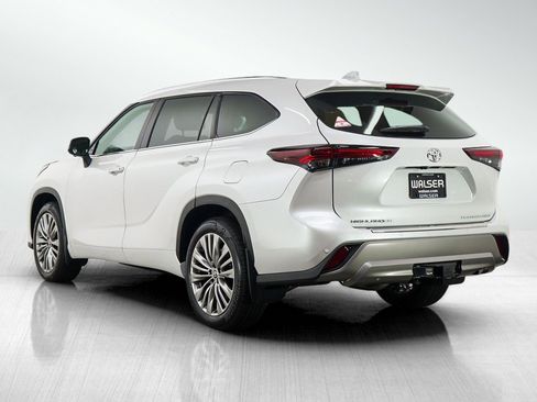 Used 2024 Toyota Highlander Platinum AWD/4WD image 3