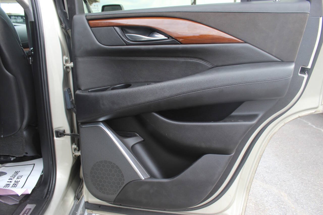 Used 2017 Cadillac Escalade Luxury AWD/4WD image 12