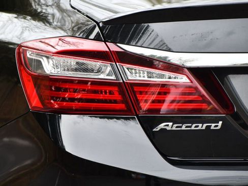 Used 2017 Honda Accord Sport image 13