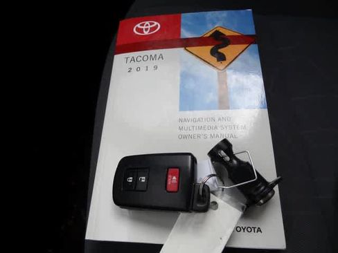 Used 2019 Toyota Tacoma TRD Off-Road w/ Technology Package AWD/4WD image 32