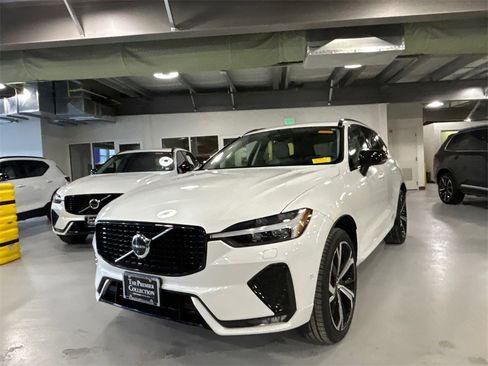 Certified 2023 Volvo XC60 B5 Ultimate w/ Climate Package image 5