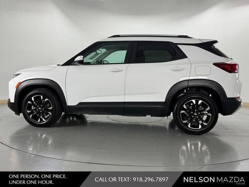 Used 2022 Chevrolet TrailBlazer LT w/ Convenience Package FWD image 9