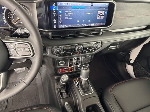 Used 2025 Jeep Wrangler Unlimited Rubicon image 25