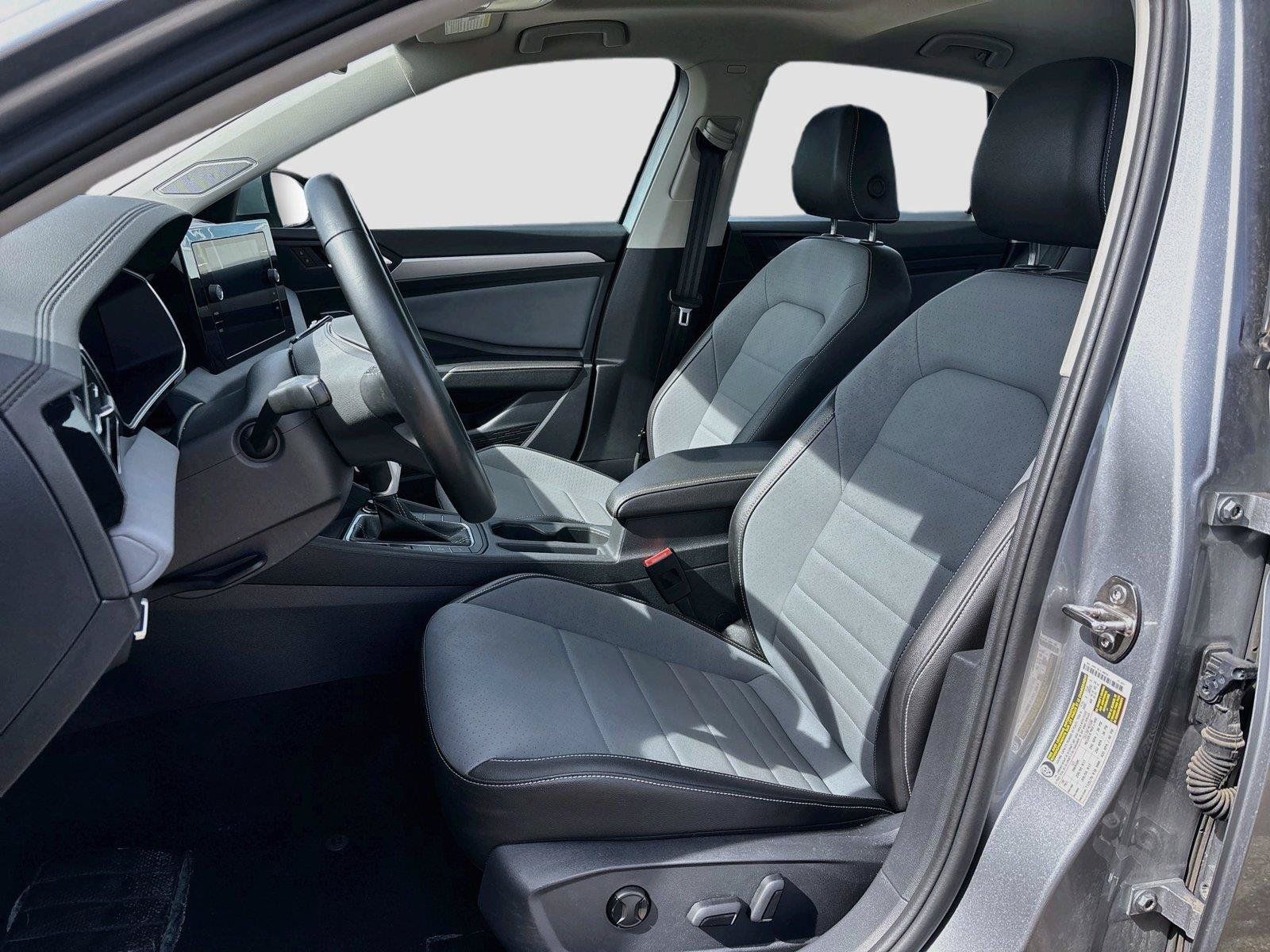 Used 2025 Volkswagen Jetta SE FWD image 5