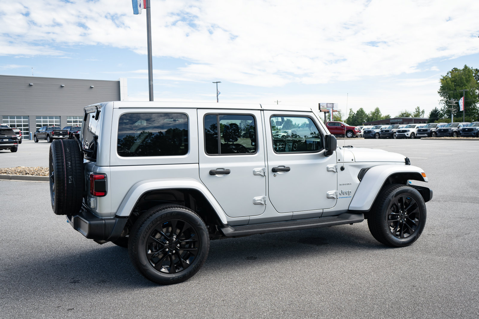 Used 2023 Jeep Wrangler Unlimited Sahara w/ Cold Weather Group AWD/4WD image 10