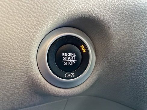 Used 2023 Chrysler Pacifica Touring-L FWD image 19