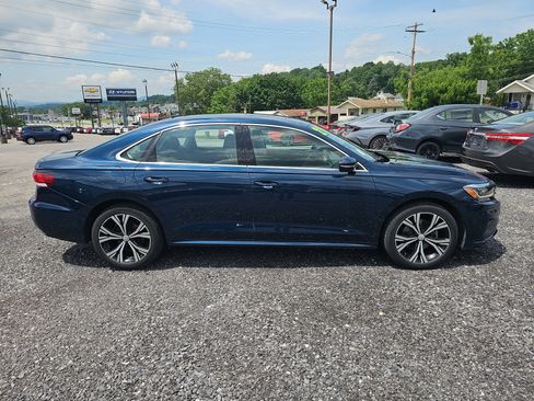 Used 2021 Volkswagen Passat 2.0T SE FWD image 2