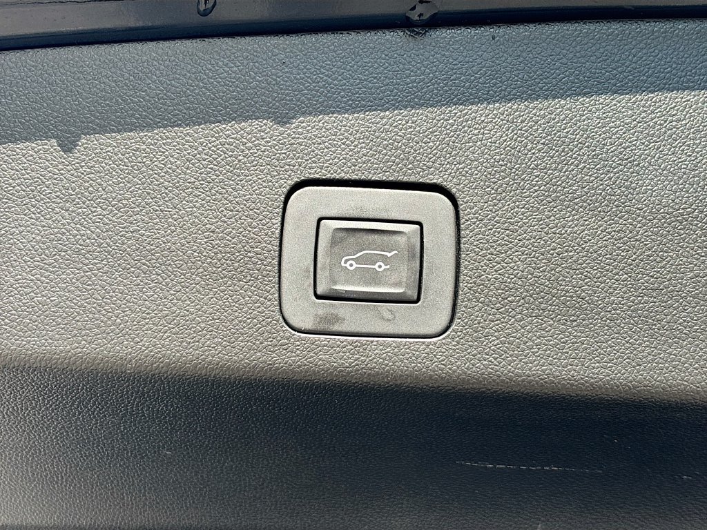 Used 2025 Buick Encore GX Avenir w/ Avenir Technology Package FWD image 15