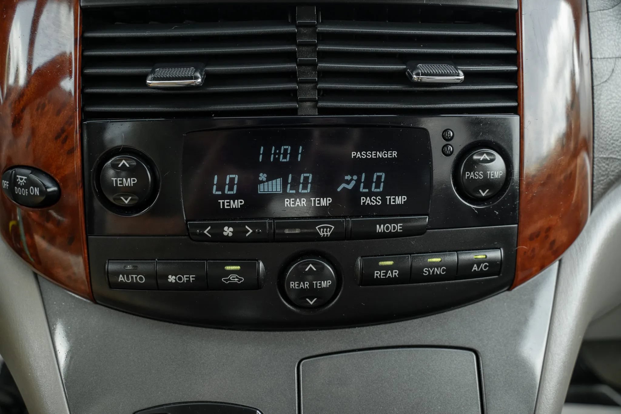 Used 2004 Toyota Sienna XLE w/ XLE Pkg 19 FWD image 25