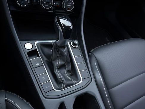 Certified 2022 Volkswagen Jetta SE w/ Panoramic Sunroof Package FWD image 27