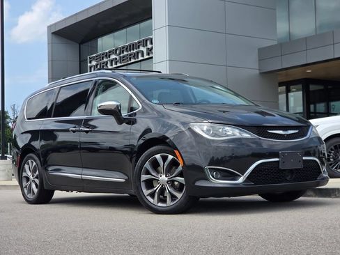 Used 2017 Chrysler Pacifica Limited FWD image 2