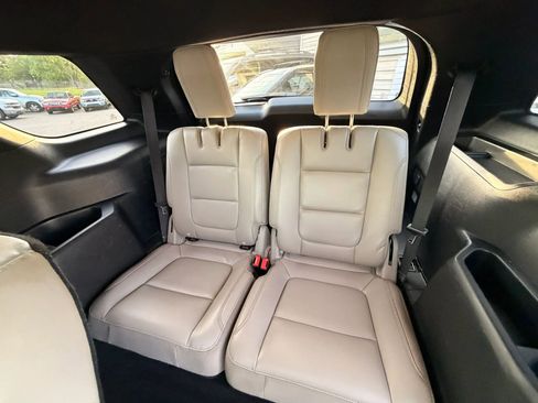 Used 2018 Ford Explorer XLT w/ Equipment Group 202A AWD/4WD image 17