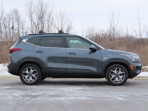 Certified 2023 Kia Seltos EX image 2