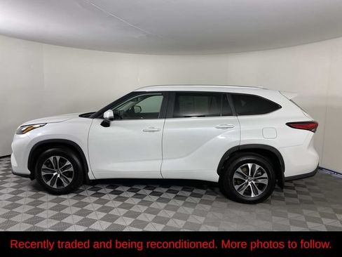 Used 2023 Toyota Highlander XLE AWD/4WD image 5