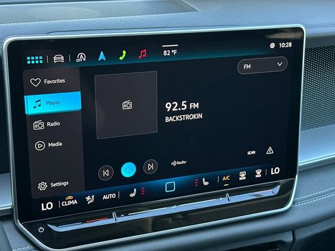 New 2025 Volkswagen Tiguan SE image 18