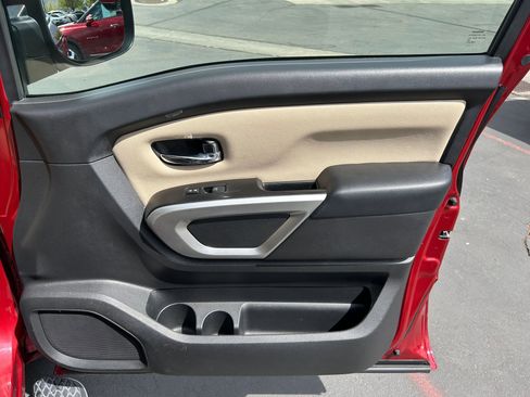 Used 2017 Nissan Titan SV image 27