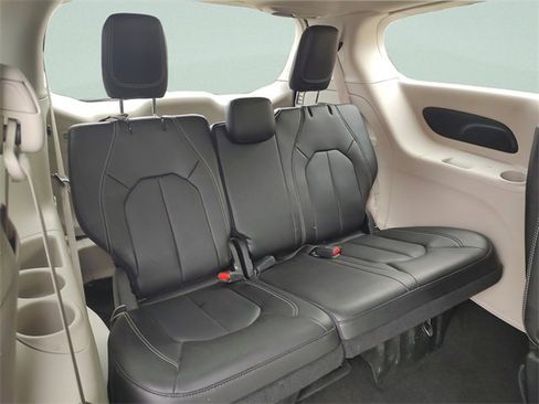 Used 2023 Chrysler Pacifica Touring-L image 34