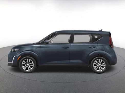 Used 2025 Kia Soul LX w/ LX Technology Package FWD image 3