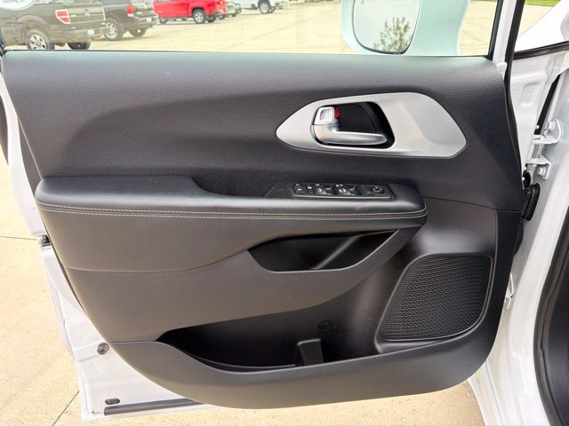 Used 2019 Chrysler Pacifica Touring Plus w/ S Appearance Package FWD image 12