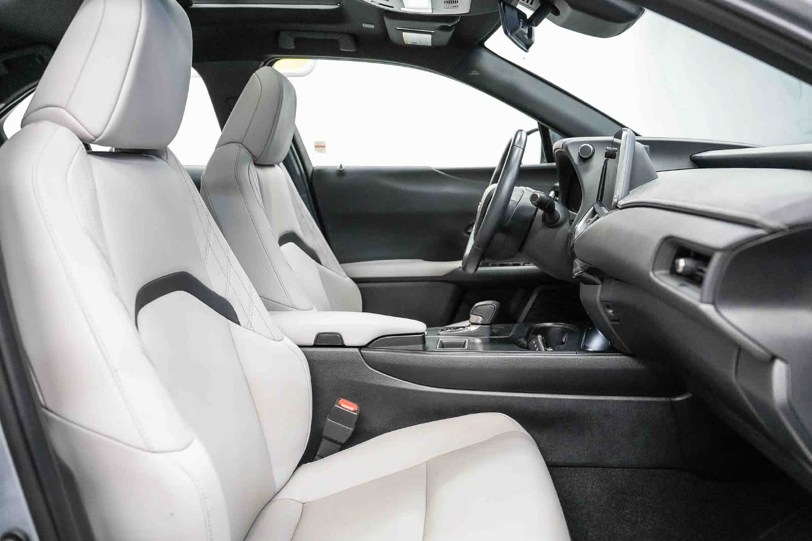 Certified 2025 Lexus UX 300h FWD w/ Accessory Package (Z2) image 16