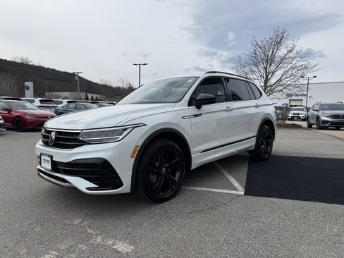 Certified 2023 Volkswagen Tiguan SE R-Line image 7