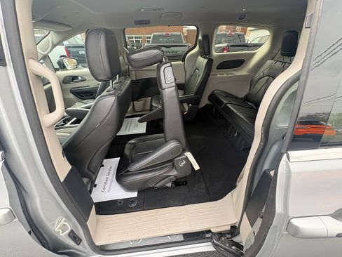 Used 2024 Chrysler Pacifica Touring-L image 22